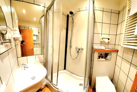 Standard Single Room | Bathroom | Free toiletries, hair dryer, towels