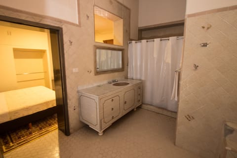 Standard Double Room, 1 King Bed, Private Bathroom | Bathroom | Shower, free toiletries, towels