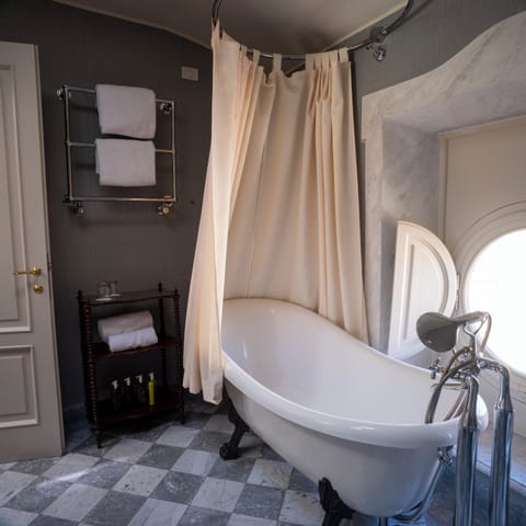 Junior Suite | Bathroom | Hair dryer, bathrobes, slippers, bidet
