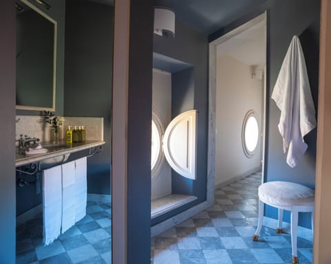 Classic Double Room | Bathroom | Hair dryer, bathrobes, slippers, bidet