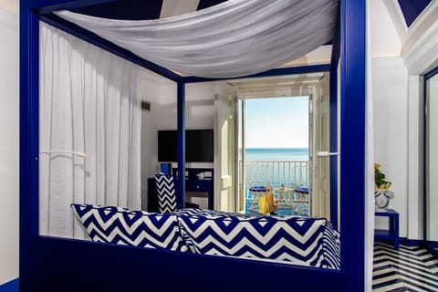 Junior Suite, Sea View | Minibar, in-room safe, desk, blackout drapes
