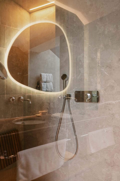 Executive Suite, Valley View | Hypo-allergenic bedding, in-room safe, free WiFi, bed sheets