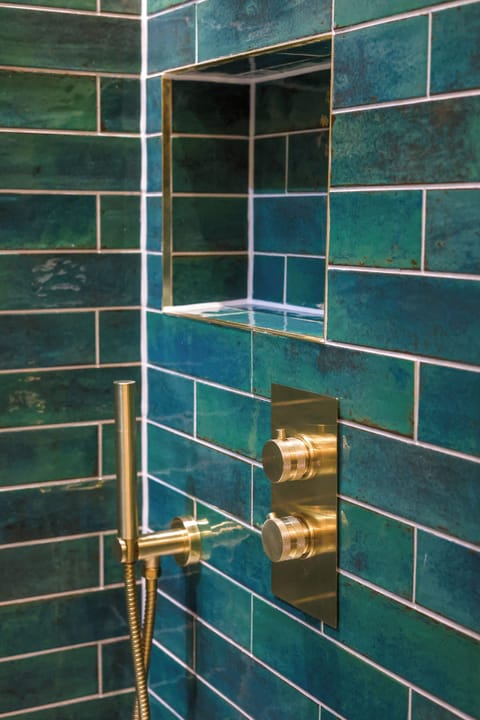 Deluxe Room, 1 King Bed | Bathroom | Shower, free toiletries, hair dryer, towels