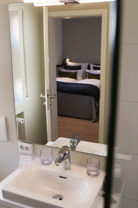 Comfort Single Room | Bathroom | Shower, bathrobes, slippers, towels