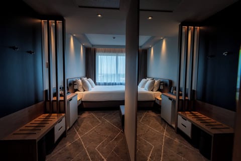 Hypo-allergenic bedding, in-room safe, desk, laptop workspace