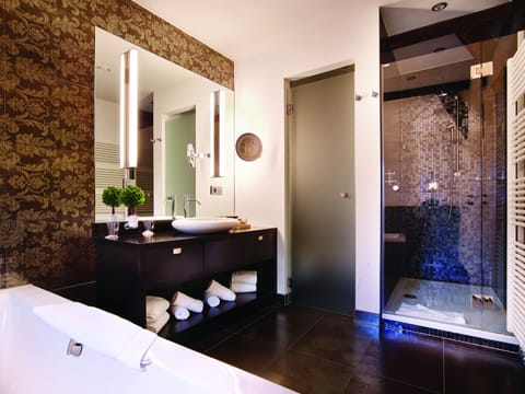 Queen Suite | Bathroom | Free toiletries, hair dryer, slippers