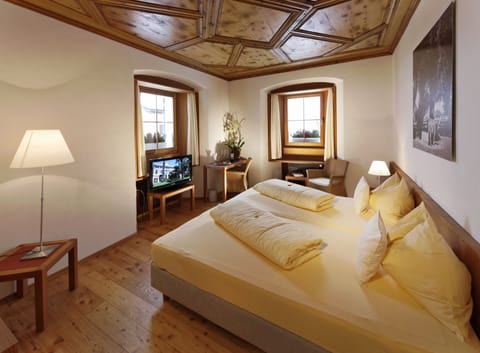 Superior Double Room, Mountain View | Hypo-allergenic bedding, in-room safe, desk, free WiFi