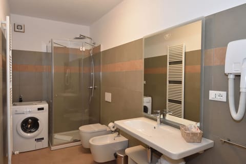 Basic Suite (Apartment Basic Basement - Viola) | Bathroom | Shower, free toiletries, slippers, bidet