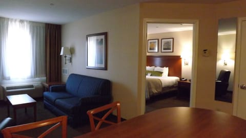 In-room safe, desk, WiFi (free)