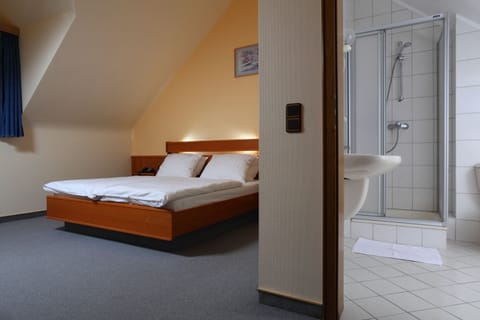 Classic Double or Twin Room | In-room safe, blackout drapes, rollaway beds, free WiFi