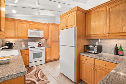 House, 3 Bedrooms | Private kitchen | Fridge, microwave, oven, dishwasher