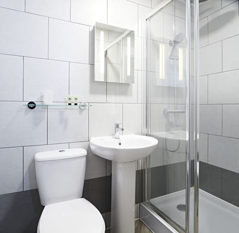 Shower, rainfall showerhead, free toiletries, towels