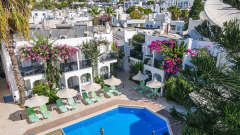 2 outdoor pools, pool umbrellas