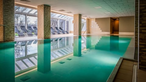 Indoor pool, sun loungers