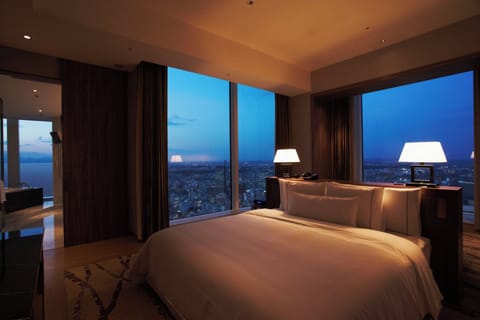 Executive Suite, 1 King Bed, Corner | Minibar, in-room safe, desk, iron/ironing board
