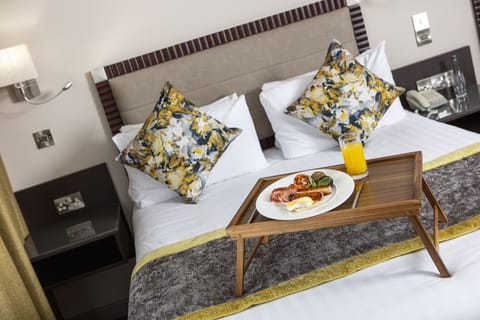 Hypo-allergenic bedding, Select Comfort beds, in-room safe, desk