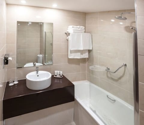 Combined shower/tub, free toiletries, hair dryer, towels