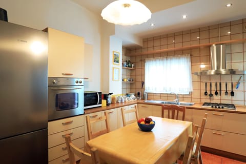 Double Room (Rossa) | Private kitchen | Fridge, microwave, oven, stovetop