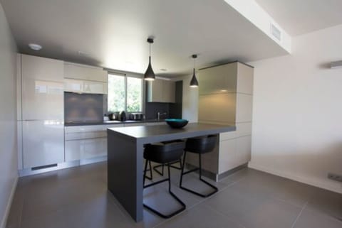 Full-size fridge, microwave, oven, stovetop