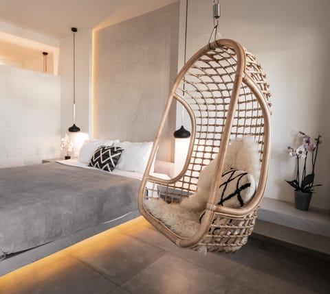 Design Suite, City View | Premium bedding, minibar, in-room safe, individually decorated