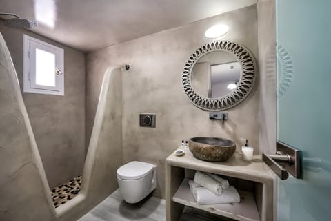 Standard Room | Bathroom | Shower, free toiletries, hair dryer, towels