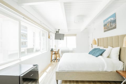 Deluxe Room, 1 King Bed, Non Smoking | Premium bedding, pillowtop beds, desk, blackout drapes