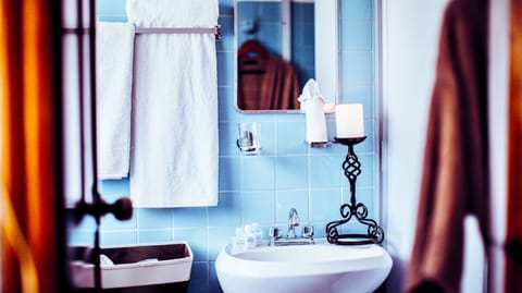 Comfort Room, Multiple Beds, Garden View | Bathroom | Shower, rainfall showerhead, free toiletries, towels