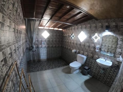 Shower, free toiletries, towels