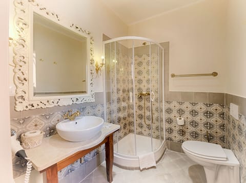 Romantic Double Room, Garden View | Bathroom | Shower, free toiletries, hair dryer, bidet