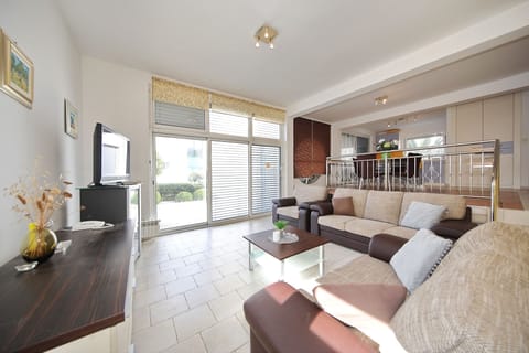 Comfort Villa, Sea View | Living room | Flat-screen TV