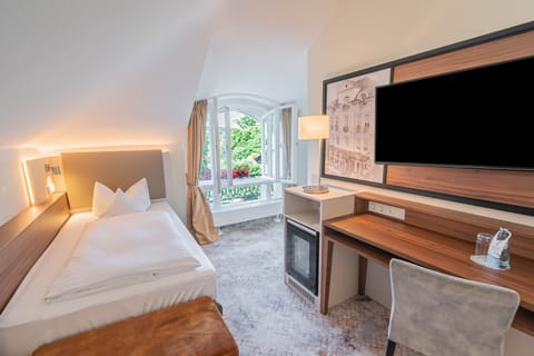 Deluxe Single Room | Hypo-allergenic bedding, minibar, desk, laptop workspace