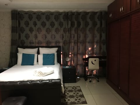 Executive Double Room | Desk, WiFi (free), bed sheets