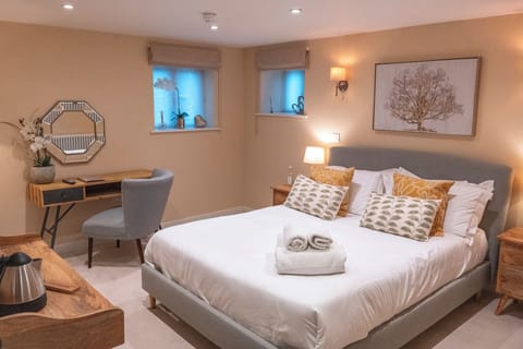 Superior Room, 1 King Bed | Premium bedding, blackout drapes, soundproofing, iron/ironing board