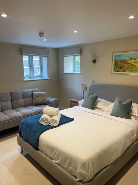 Deluxe Room, 1 King Bed | Premium bedding, blackout drapes, soundproofing, iron/ironing board