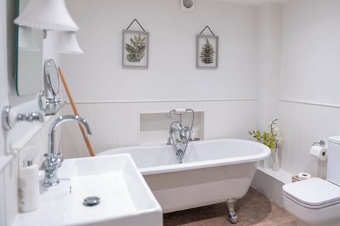 Combined shower/tub, free toiletries, hair dryer, towels