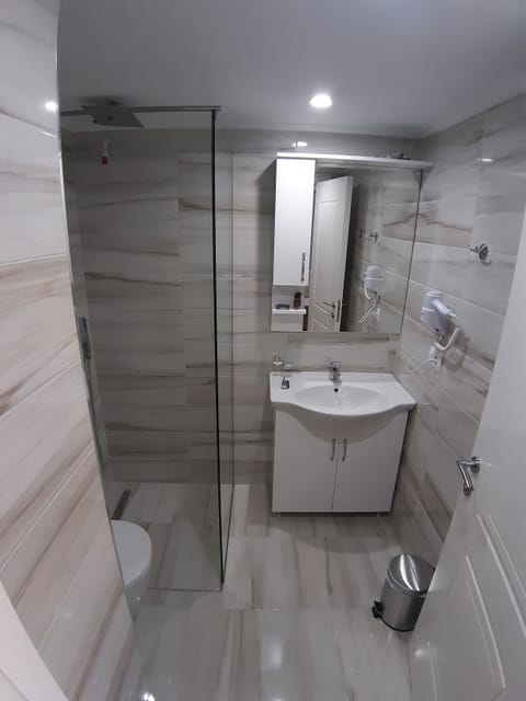 Family Duplex | Bathroom | Shower, free toiletries, hair dryer, slippers