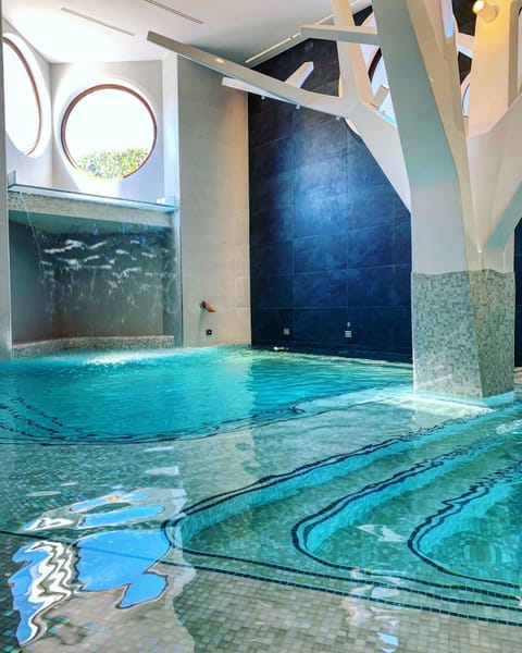 Indoor spa tub