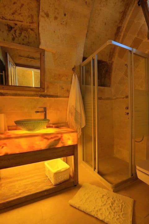 Deluxe Suite | Bathroom | Free toiletries, hair dryer, bathrobes, slippers