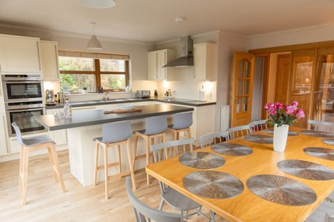 House, 5 Bedrooms | Private kitchen | Fridge, microwave, dishwasher, coffee/tea maker