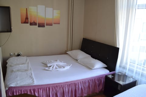 Desk, soundproofing, free WiFi, bed sheets