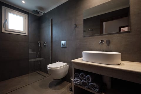 Family Apartment | Bathroom | Shower, rainfall showerhead, hair dryer, towels