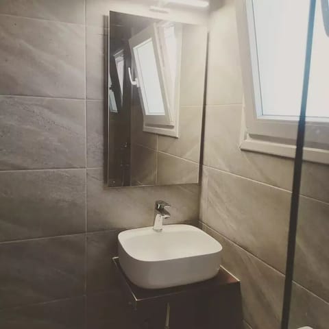 Comfort Double Room | Bathroom | Shower, rainfall showerhead, hair dryer, towels