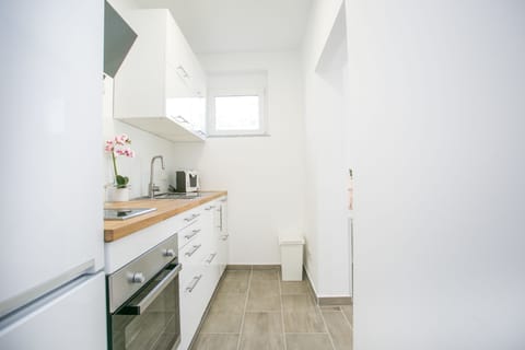 Studio | Private kitchen | Fridge, oven, stovetop, coffee/tea maker