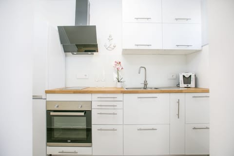 Studio | Private kitchen | Fridge, oven, stovetop, coffee/tea maker