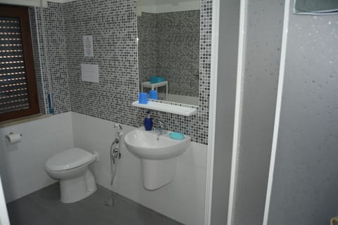 Double Room | Bathroom | Shower, rainfall showerhead, free toiletries, hair dryer