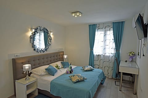 Deluxe Double Room | In-room safe, desk, iron/ironing board, free WiFi