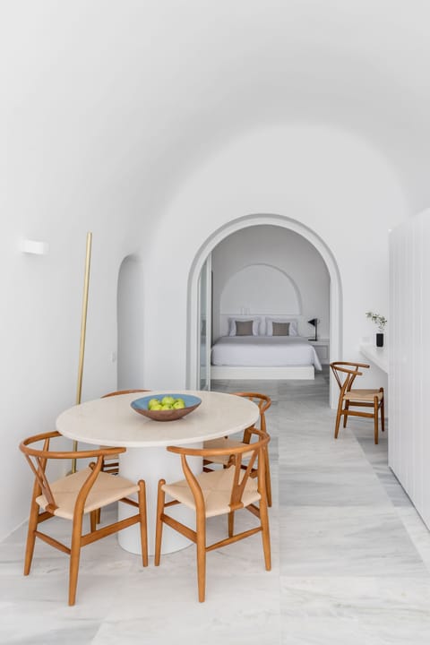 Villa (Kivotos) | Minibar, in-room safe, desk, soundproofing