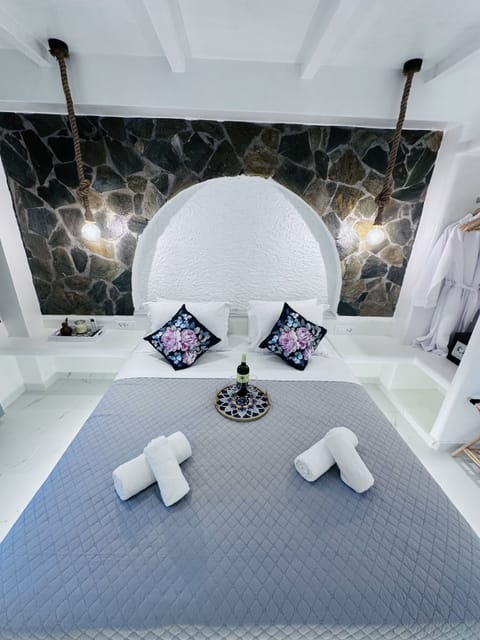 Deluxe House, Patio, Pool View | 1 bedroom, minibar, in-room safe, individually decorated