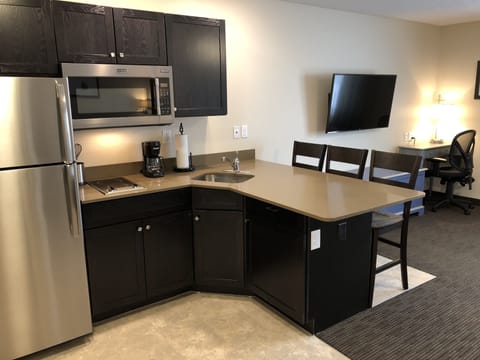 Standard 2 Queen Room | Living area | 50-inch flat-screen TV with premium channels, TV, books