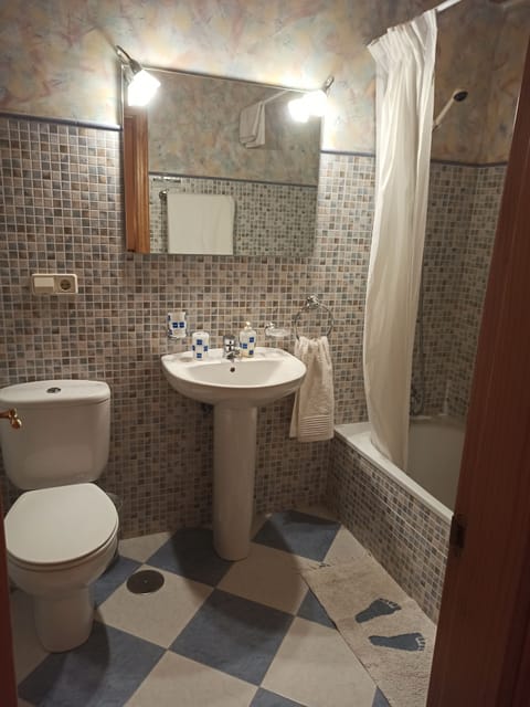 Twin Room | Bathroom | Bathtub, towels, soap, shampoo